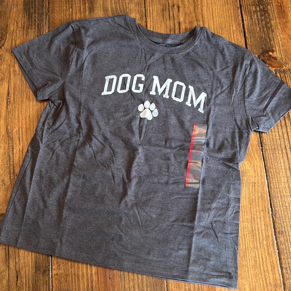 NWT Fitted Dog Mom T-shirt